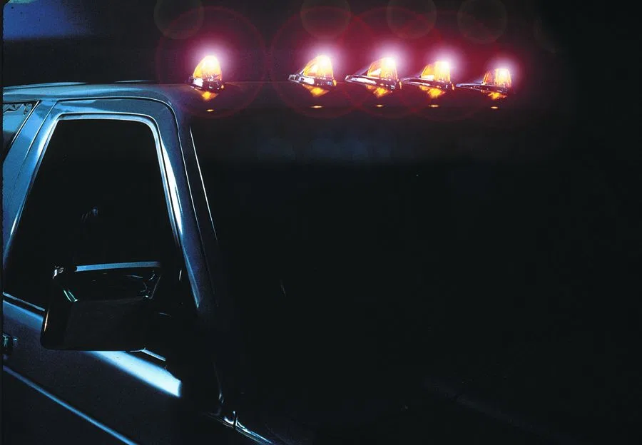 20-105 – PACER PERF Roof Marker Light, Universal Traingular Chrome Amber Lens 67 Bulb Clear Bulb 5 Light Set With Wir...
